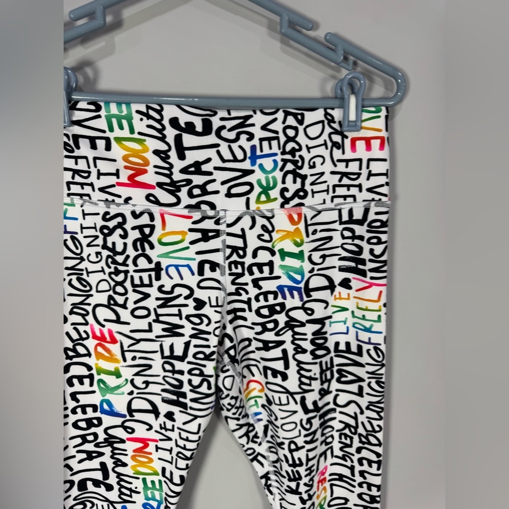 NWOT ATHLETA ELATION TRAIN 7/8
Tight Leggings PRIDE Graffiti words L - Picture 5 of 13